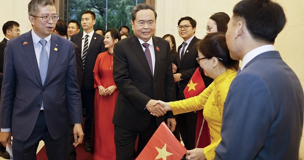 Chủ tịch Quốc hội Trần Thanh Mẫn gặp gỡ cộng đồng người Việt Nam tại Trung Quốc