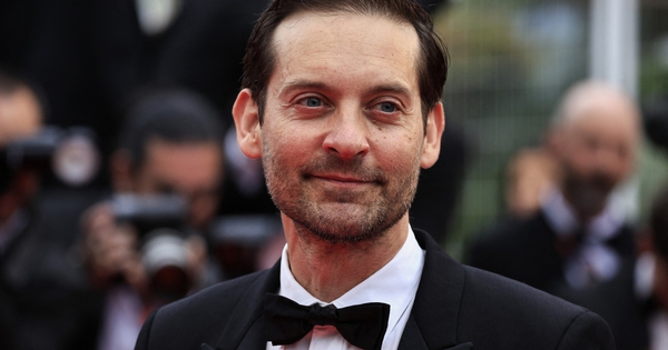 Vừa ly hôn, 'Người Nhện' Tobey Maguire làm chủ hôn cho đám cưới của vợ cũ