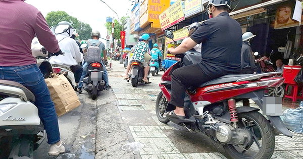 Lăng kính bạn đọc: Kẹt xe không thể là cớ để xe máy 'leo' vỉa hè