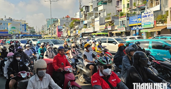 Sáng đầu tuần 12.10, ngã tư Bảy Hiền có lúc kẹt xe cục bộ sau khi chặn hướng đi thẳng