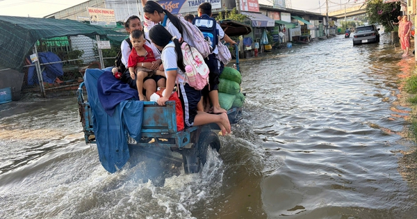 Triều cường dâng cao: Phụ huynh, học sinh TP.HCM chật vật đến trường