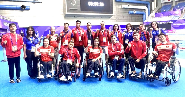 Nhà vô địch Lê Văn Công cầm cờ Việt Nam tại khai mạc ASIAN Para Games 5
