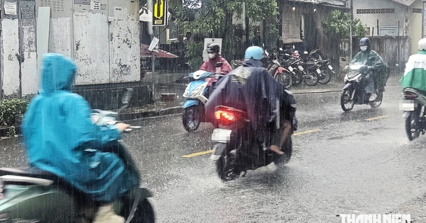 Mưa giông có sét: Bác sĩ chỉ cách tránh nguy hiểm, sơ cứu đúng cách