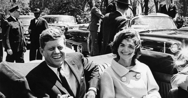 Đằng sau vẻ hào hoa của John F. Kennedy là những cuộc tình không hồi kết