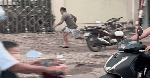 Khỉ rượt đuổi người đàn ông ở TP.HCM, kiểm lâm dùng súng gây mê bắt giữ