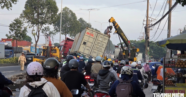 Xe container tông dải phân cách ở Hóc Môn, cửa ngõ tây bắc ùn ứ