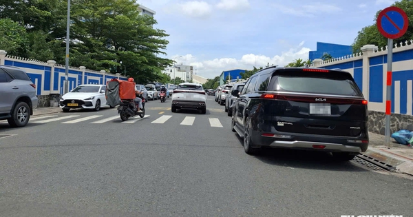 Có biển cấm, xe vẫn đậu chiếm đường