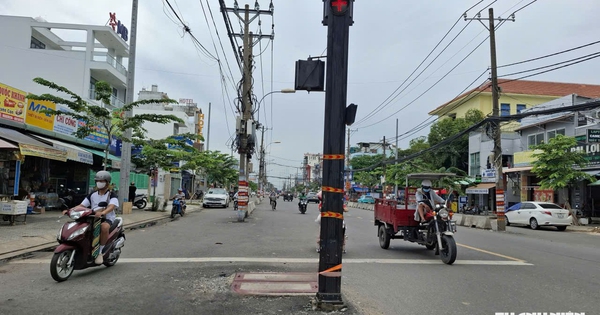 Trụ đèn đứng giữa đường