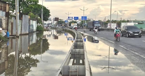 Đường Võ Trần Chí ngập kéo dài, người đi xe máy phải lấn sang làn ô tô