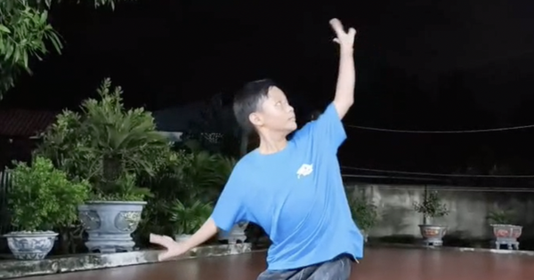 Cậu bé 10 tuổi tự học múa qua mạng