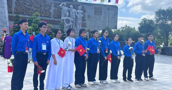 Bạn trẻ đứng dọc các tuyến đường dẫn về Nghĩa trang liệt sĩ TP.HCM để tri ân