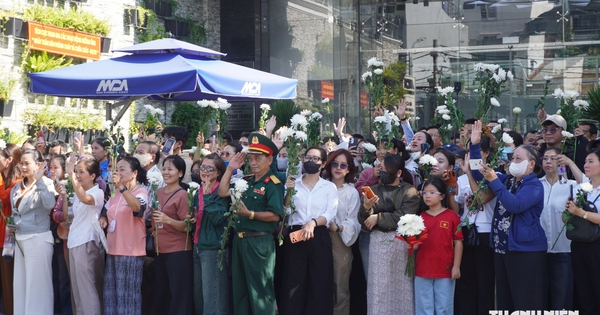 Nghẹn lòng tiễn đưa các liệt sĩ ở công viên Lê Thị Riêng