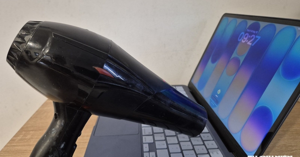 Đi trong trời mưa, laptop, điện thoại dính nước, phải làm sao?