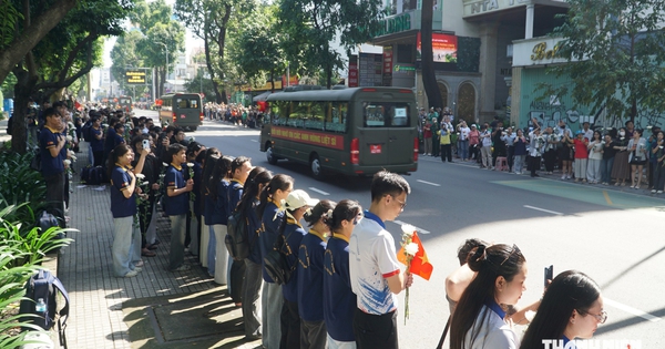 Cầm hoa trắng trên tay, người trẻ TP.HCM tiễn 731 liệt sĩ về nơi an nghỉ