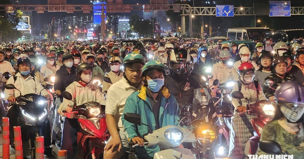 Ùn tắc kéo dài trên đường Trường Chinh, TP.HCM: Vài trăm mét đi mất hơn 20 phút