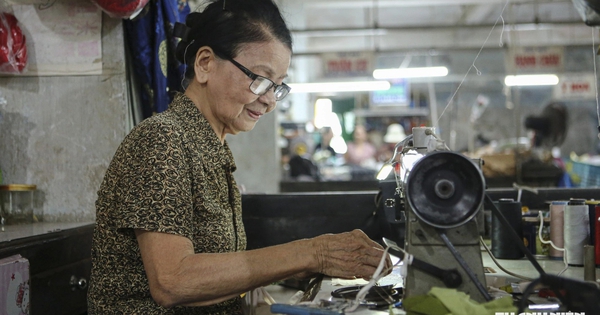 'Lầu may' chợ Đông Ba: 80 tuổi vẫn ngồi bên máy may, không phải để kiếm tiền