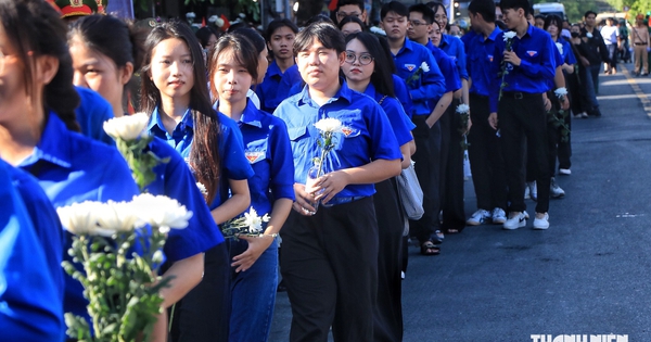 Hàng dài người cầm hoa trắng tiễn các liệt sĩ, người bán vé số ngồi xe lăn chờ đoàn đi qua