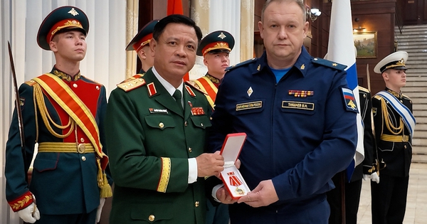 Việt Nam tặng huân chương cho 2 học viện quân sự của Nga