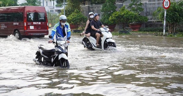Xe chết máy giữa đường ngập, tuyệt đối đừng làm những điều này...