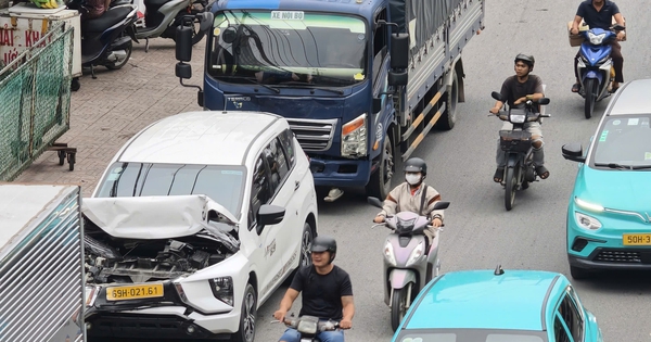 Tai nạn liên hoàn 5 xe trên quốc lộ 1, ô tô 7 chỗ bị kẹp giữa 2 xe tải
