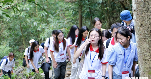 Thanh niên Việt - Trung tham quan Khu di tích quốc gia đặc biệt Pác Bó