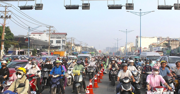 Đường Trường Chinh ở TP.HCM 'mượn' 1 làn ngược chiều: Xe vẫn ùn ứ sáng 15.10