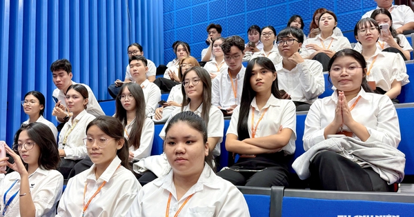 Thầy hiệu trưởng khuyên tân sinh viên tích lũy giá trị, ứng dụng AI có trách nhiệm