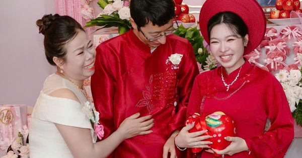Dì 'nuôi' heo đất suốt 2 năm, bất ngờ tặng cháu gái ngày cưới