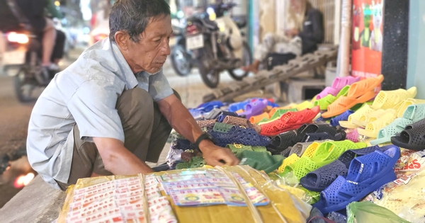 Người đàn ông 62 tuổi bán dép bên lề đường TP.HCM, khách chạy xe nhiều vòng tìm mua