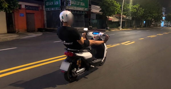 Học sinh lớp 9 ở TP.HCM dùng chân lái xe máy điện: CSGT tịch thu xe