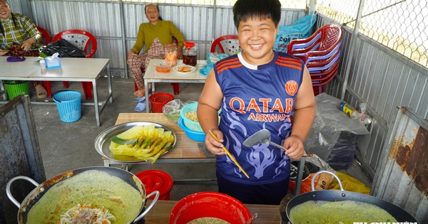 Cậu bé miền Tây thoăn thoắt đổ bánh xèo trên 3 bếp cùng lúc