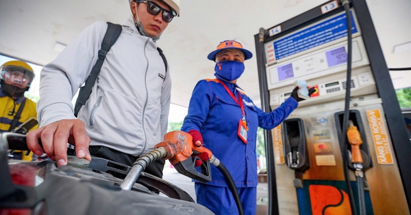 'Chưa bao giờ thấy PVOIL, Petrolimex giảm giá xăng dầu sâu đến thế'