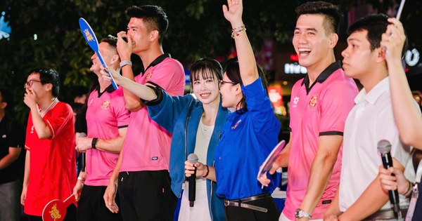 Tiến Linh tiết lộ lời nhắn xúc động, Quốc Cường kể câu nói tiếp lửa của Đình Bắc
