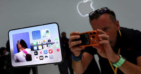 Apple bị chỉ trích vì tình trạng đầu cơ iPhone Duo