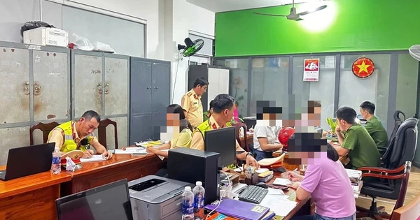 Xử phạt 6 phụ nữ ngồi giữa đường đèo Hải Vân chụp ảnh