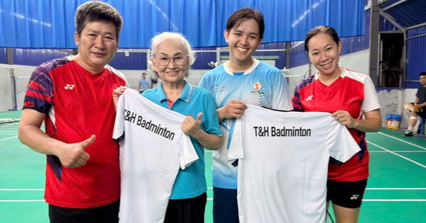 'Bà ngoại' 71 tuổi và đồng đội trẻ trên sân cầu