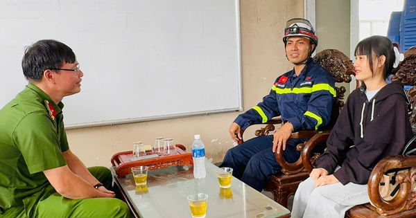 Cảm phục người lính cứu hỏa xông vào biển lửa cứu người