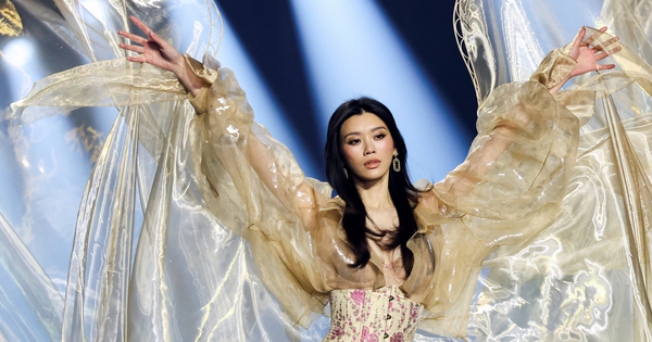 Con dâu 'vua sòng bạc' tái xuất sàn diễn Victoria's Secret sau đám cưới hào môn