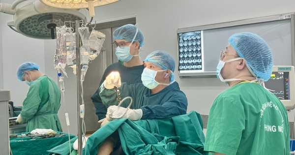 Tai biến sau mổ u đại tràng, người đàn ông 'ho ra phân'