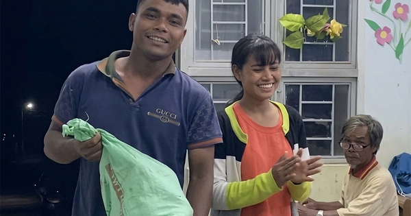 Món quà mộc mạc của vợ chồng người Ba Na tặng thầy giáo
