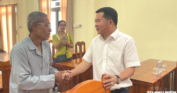 Ông Đinh Văn Nơi trao tiền giúp 4 gia đình bị hỏa hoạn ở phường Vĩnh Tế