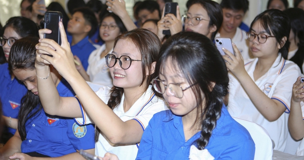 Hơn 200 người trẻ tại Huế được hướng dẫn kỹ năng 'huấn luyện' AI trong học tập