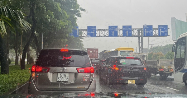 Đang lái ô tô gặp mưa lớn, tài xế nên xử lý thế nào cho an toàn?