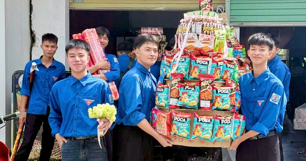 Ngày 20.10, màn tặng quà của dàn 'soái ca' cho cô giáo và bạn nữ 'gây sốt'