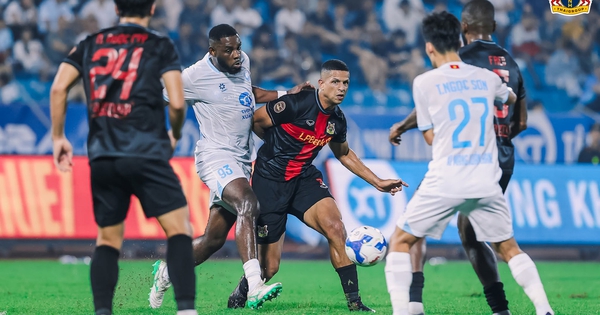 Cuộc đua vô địch V-League kịch tính hơn nhờ một cuộc đua khác