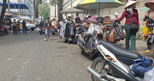 Lấn chiếm đường để buôn bán và làm bãi giữ xe