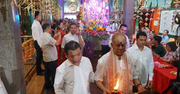 Hàng trăm người rước kiệu, xin lửa ngày vía Bà Mariamman ở trung tâm TP.HCM