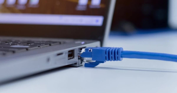 Đã cắm dây mạng Ethernet, có cần tắt Wi-Fi trên máy tính?