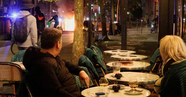 Hai người 'gây sốt' khi thảnh thơi uống rượu giữa bạo động ở Paris