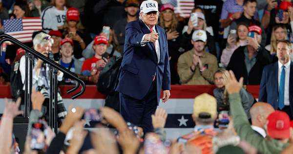 Trước thềm bầu cử, ông Trump lại hứa tặng hàng tỉ USD cho người dân